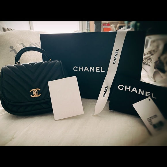 CHANEL Handbags - Chanel Flapbag with Handle